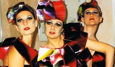 "Schmuck und Kunst", Gala-Soir�e. Models mit  Kost�men von Margarete Palz.
